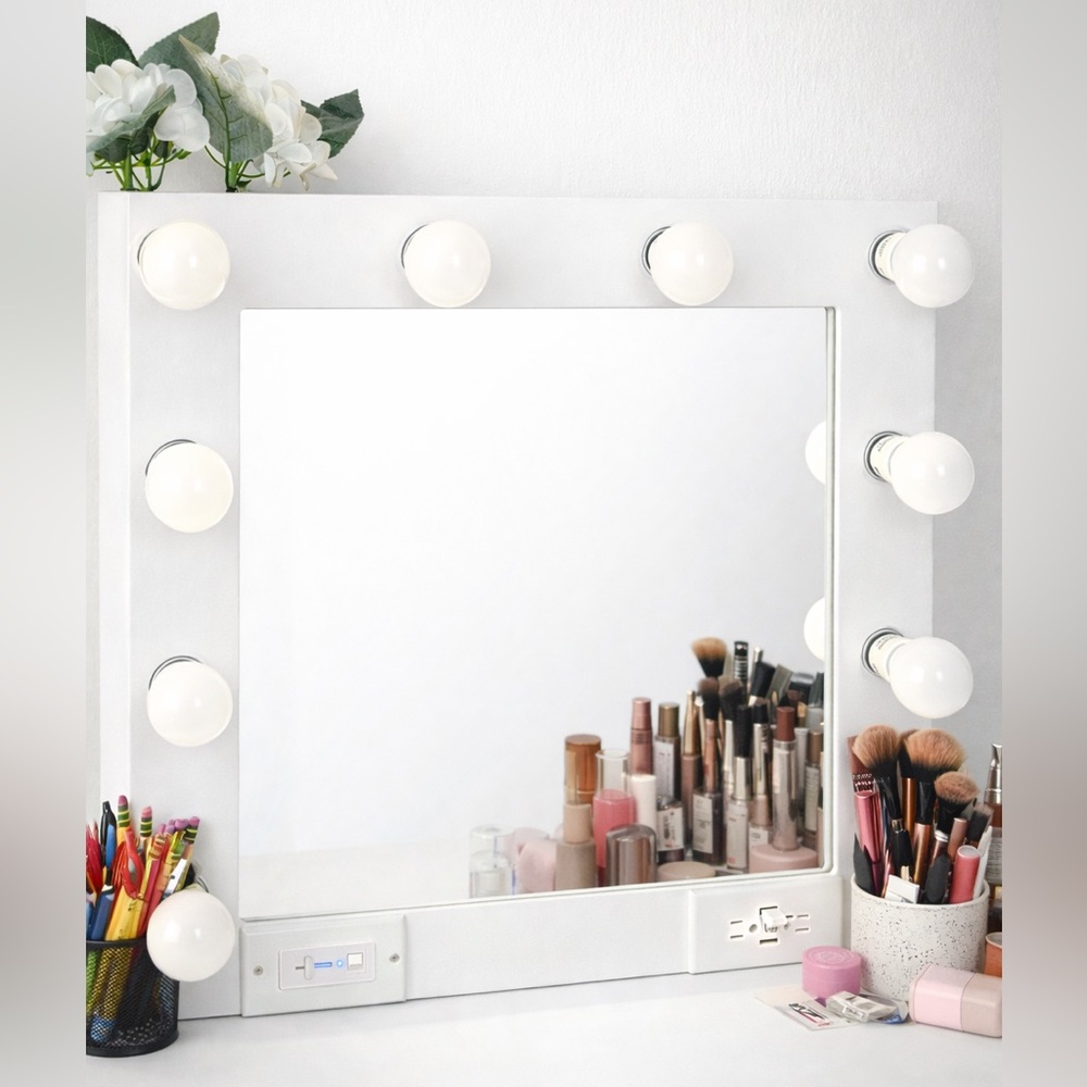 Hollywood Vanity Mirror with Lights & Outlets – Excellent Condition
